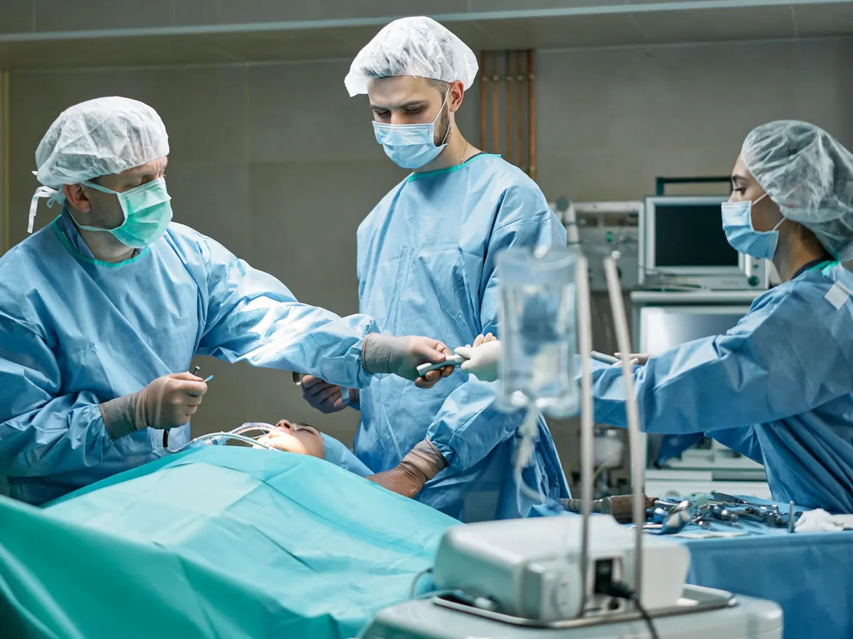 Equipo quirúrgico durante una cirugía urológica de mínima invasión